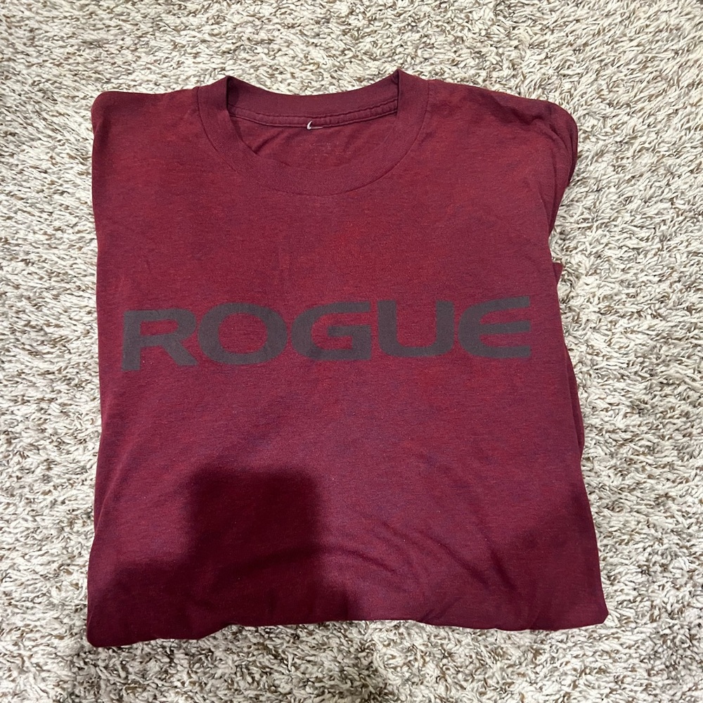 Maroon men’s rogue tee
